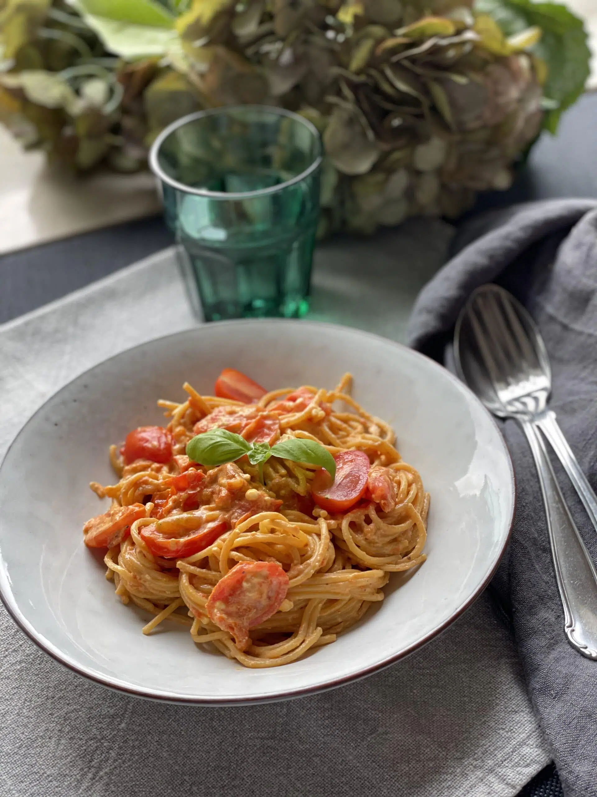 Kichererbsen Spaghetti mit Feta und Tomaten aus dem Ofen
