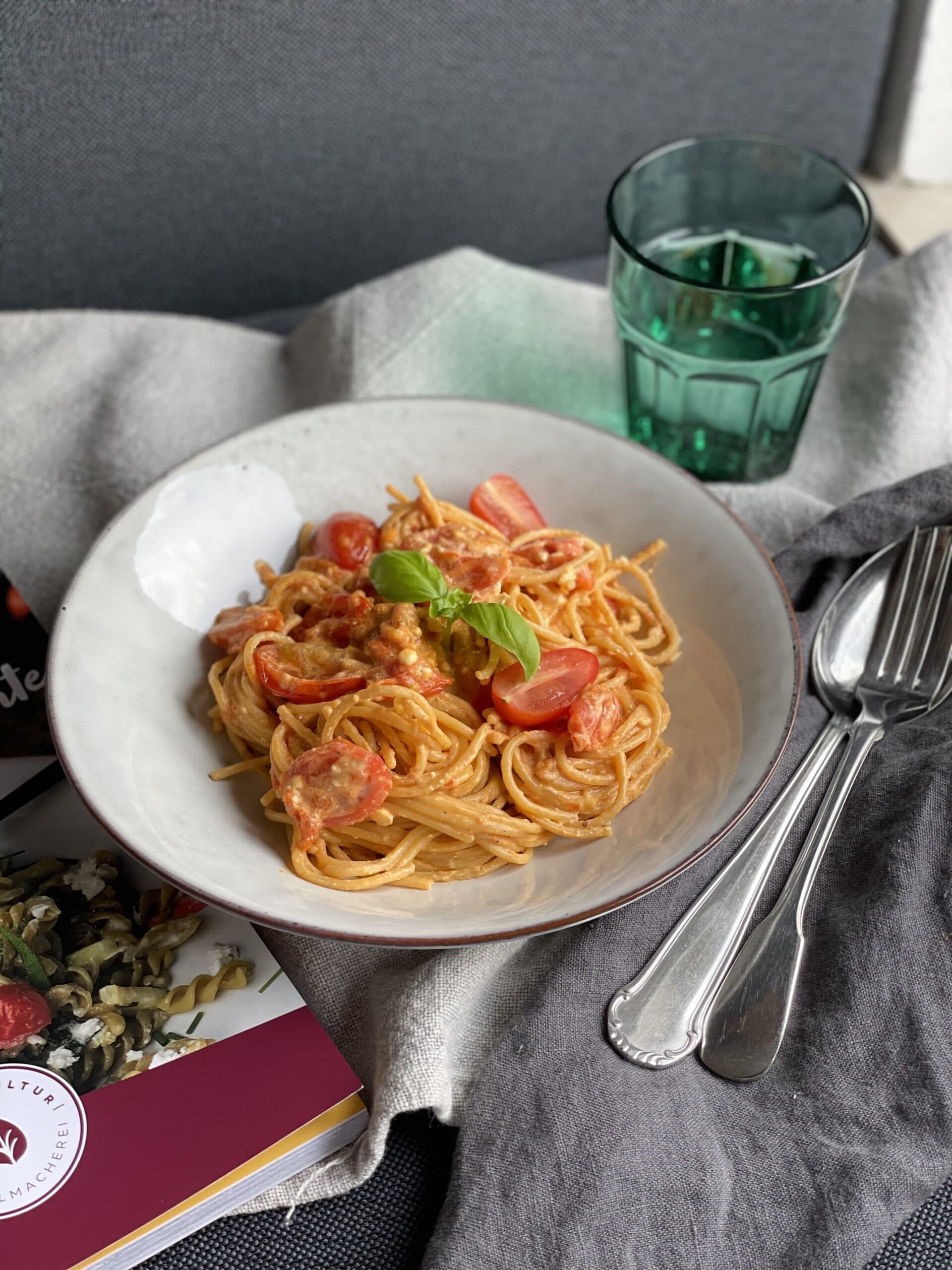 Spaghetti Mit Scharfer Tomatensoße Und Kichererbsen — Rezepte Suchen