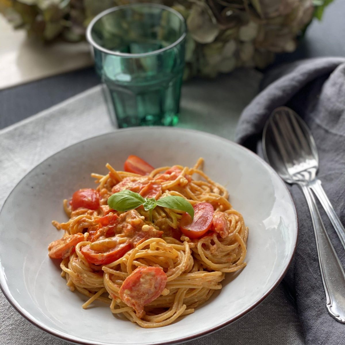 Kichererbsen Spaghetthi mit Tomaten und Feta